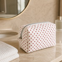Pochette de toilette matelassée à imprimé cœur, trousse de voyage rembourrée, fermeture éclair argentée, vente en gros OEM, fournisseur d'usine avec logo personnalisé