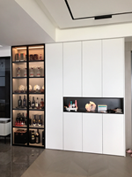 Meuble de rangement moderne sans poignée avec éclairage LED et vitrine à vin, fond en dalle de roche, éco-responsable, pour salle à manger
