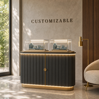 Comptoir de présentation de bijoux noir avec éclairage LED chaud, vitrine verticale en verre trempé pour bijouterie.