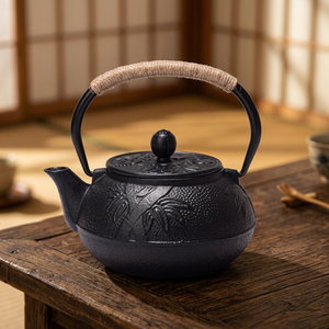 Théière traditionnelle chinoise en métal avec couvercle et poignée en bois, couleur noire - Product Image 5