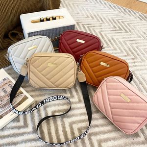 Lonchera pequeña de estilo retro en PU trenzado, versátil, compacta, ligera y con cremallera oculta, éxito de ventas. - Product Image 2