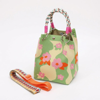 Sac fourre-tout de luxe en tricot dégradé avec large bandoulière réglable, sac à main au crochet à esthétique géométrique, idéal pour un cadeau de marque de créateur