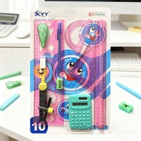 Lot de 11 outils de papeterie en plastique pour la rentrée scolaire : compas, règle, gomme, calculatrice, taille-crayon, outils de dessin technique - Vente en gros