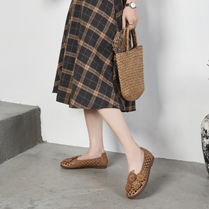 Vente en gros de <span class=keywords><strong>sandales</strong></span> plates rétro creuses faites à la main en <span class=keywords><strong>cuir</strong></span> <span class=keywords><strong>naturel</strong></span> pour femmes et dames au design original <span class=keywords><strong>sandales</strong></span> de maman vente en gros - Product Image 5