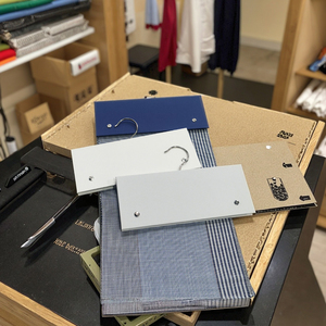 Nhà Máy Giá biểu tượng tùy chỉnh thẻ kinh doanh Mẫu hiển thị các tông móc áo với varnishing kết thúc cho vải hiển thị in ấn - Product Image 1