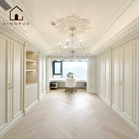 Armoires intégrées XingruoLuxury modernes en mélamine blanc crème avec étagères ouvertes, tiroirs et bureau intégré style Shaker