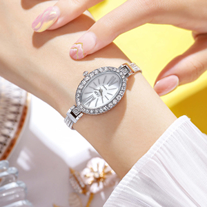 Montre à quartz pour femme, bracelet étanche, petit cadran ovale personnalisé, entièrement sertie de diamants, style luxe léger et tendance - Product Image 4