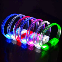 Vente en gros Bracelets LED activés par le son et RF télécommandés Bracelets lumineux en silicone pour concerts, événements et fêtes