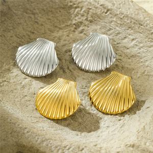 Boucles d'oreilles clous thème plage perle et coquillage, plaqué or 18 carats, acier inoxydable, étanches, pour femme, occasion anniversaire - Product Image 1