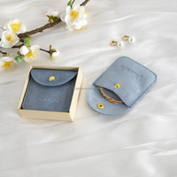 Pochette à bouton-pression bleu poussière 8x8 cm avec une sensation de toucher confortable, en velours doux, emballage cadeau, sac de protection pour anneaux et boucles d'oreilles