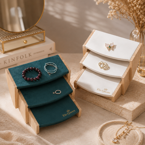 Elegante expositor de joyería de madera con diseño de varios niveles para exhibir anillos, pulseras y collares en tiendas minoristas. - Product Image 1