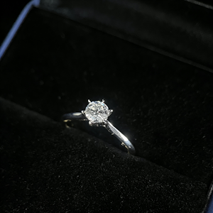 Anello ANJALI da Donna in Oro 18k con Diamante Sintetico Bianco Taglio Brillante 0.5CT Colore D Montatura a Sei Griffe - Product Image 2