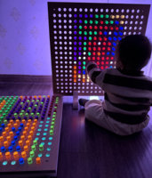 Jeu mural interactif lumineux Moetry : Jouet éducatif sensoriel DIY avec planche à broches LED pour la reconnaissance des couleurs et l'association lumineuse