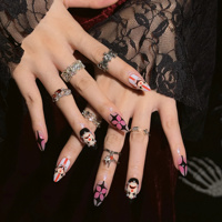 Ongles en acrylique à pression sur le thème du clown d'Halloween, motif étoile perlée, rayures écossaises roses et noires, forme amande, logo personnalisable