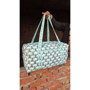 Bolsa de lona acolchada de algodón hecha a mano, espaciosa, ligera, duradera, elegante, con estampado tradicional, para viajes y vacaciones. - Product Image 3