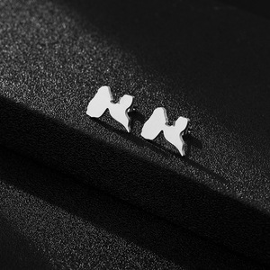 Fábrica de acero inoxidable Francia Martinica Guadalupe Stud Pendientes Plata 18K chapado en oro Mapa Charm Stud Pendientes - Product Image 6