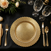 Assiette de présentation dorée perlée résistante à l'usure, réutilisable, avec base brillante antidérapante pour service hôtelier à fort trafic