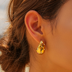 Orecchini a Goccia Punk Placcati Oro 18K, Orecchini a Perno in Acciaio Inox con Zirconia e Perla - Product Image 3