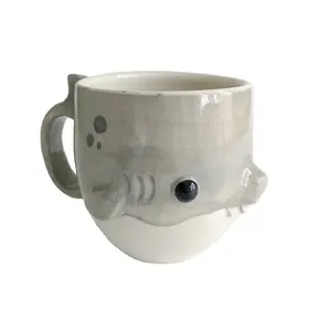16oz Super Cute Goofy Shark tazza da caffè regalo tazza di squalo in ceramica con una comoda impugnatura A pinna di squalo