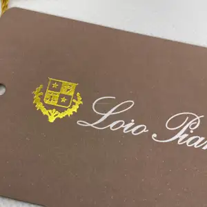 Etiqueta de pendurar roupas personalizadas com logotipo em fita de ouro com impressão UV, etiqueta de papelão para pendurar roupas