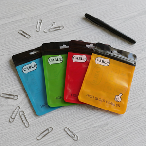 Pochette refermable à fermeture éclair sur 3 côtés, imprimée sur mesure, finition mate, sac autoportant avec fenêtre transparente, emballage pour câble USB, OEM ODM - Product Image 2