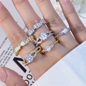 แหวนแต่งงานทองเหลืองสั่งทำขายส่ง ชุบทอง 18K ประดับเพชรซิคอน ดีไซน์คลาสสิก หรูหรา สำหรับผู้หญิง - Product Image 1