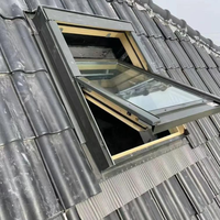 Puits de lumière en bois isolé avec revêtement en aluminium, cadre en alliage d'aluminium, ouverture automatique, design moderne pour l'éclairage naturel des greniers de villas