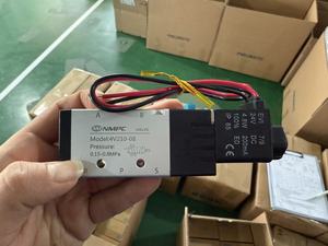 4V210-08 วาล์วควบคุมลมแก๊สแม่เหล็ก 5 ทาง 2 ตำแหน่ง 12V 24V 220V ข้อต่อสายยางขนาด 4 มม.-12 มม. - Product Image 4