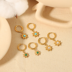 Boucles d'oreilles créoles Sunburst en acier inoxydable plaqué or 18 carats avec pierres naturelles serties clos pour femme, usage quotidien - Product Image 2