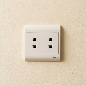 Prise murale double blanche moderne à 2 broches, marque LiOA, 10A 250V, prise électrique haute performance pour la maison - Product Image 2