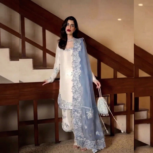 Ensemble de robe de mariée indienne et pakistanaise traditionnelle en soie blanche pour femme, longueur ras du sol, avec dupatta brodé, coupe classique, toutes saisons - Product Image 1