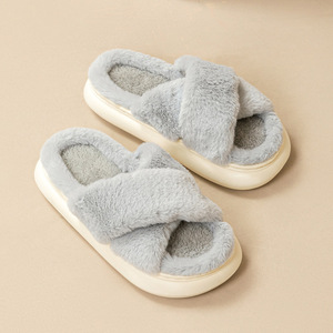 Pantuflas de felpa cómodas y suaves estilo niña, con tiras cruzadas y piel sintética ligera para uso doméstico femenino. - Product Image 4