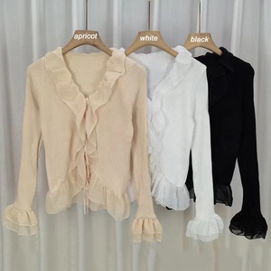 Maglione in maglia da donna con maniche a farfalla e pizzo, scollo a V, tinta unita, con volant, stile chic e sexy, di tendenza - Product Image 1