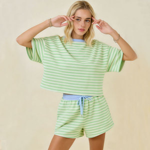 Ensemble décontracté deux pièces rayé pour femme avec logo personnalisé, épaules tombantes contrastantes et short à cordon de serrage, fabriqué par le fabricant - Product Image 5