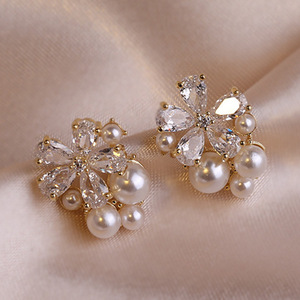 Boucles d'oreilles tendance pour femmes en argent 925 avec zircon floral et perle, style coréen, principalement en alliage - Product Image 2