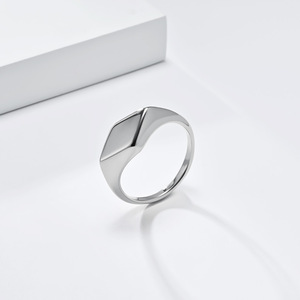 Anillo Geométrico de Acero Dorado y Negro, Joyería de Moda Unisex, Diseño para Regalo - Product Image 4
