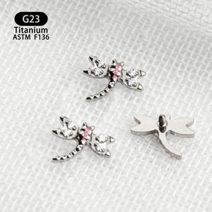 Boucles d'oreilles en titane en forme de libellule avec incrustation de zircon 5A G23 ASTM F136 pour piercing du cartilage de l'oreille - Product Image 2