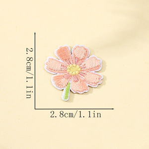 แผ่นปักลายดอกไม้เล็กๆ รีดติดหรือเย็บติดได้ เหมาะสำหรับงาน DIY เสื้อผ้า เครื่องประดับ เช่น เสื้อผ้า กระเป๋า และหมวก - Product Image 4