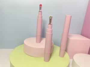 Gloss à lèvres liquide végétalien longue tenue de haute qualité, effet repulpant, enrichi en extrait de Capsicum Frutescens, marque privée - Product Image 2