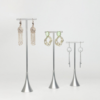 BECORA Présentoir à boucles d'oreilles moderne en alliage d'aluminium, finition argent brossé mat, support à bijoux en forme de trompette, présentoir en T multi-tailles pour vendeurs