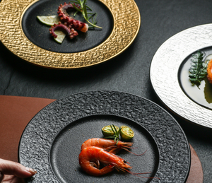 Plato de cerámica con borde dorado y textura martillada, plato de porcelana de lujo para servir en restaurantes, hoteles, catering, sushi, bistec, venta al por mayor. - Product Image 5