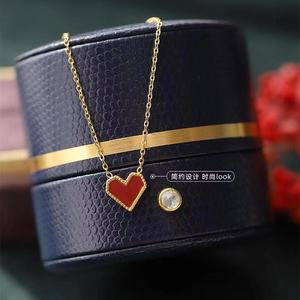 Collar de Joyería Sencillo y Moderno para Mujer - Collar con Colgante de Corazón de Concha Roja en Oro de 18K con Recubrimiento PVD y Diseño de Capas Cruzadas - Product Image 4