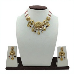 Conjunto de Collar Gargantilla Tradicional Plateado con Cuentas y Acabado en Oro Antiguo, con Gotas de Piedra Roja y Pendientes a Juego - Product Image 3
