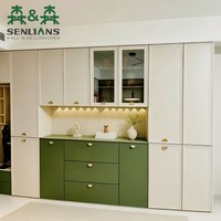 Buffet contemporain avec étagères ouvertes, éclairage LED, tiroirs et portes de garde-manger, finition vert sauge et blanc