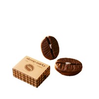 Minimalistische Kaffee-Aroma-Dekorationskerze mit präziser Bohnenform für die Raumgestaltung im Studio und für Unternehmen