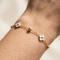 STMB06 Bijoux de mode en gros, Bracelets à breloques en chaîne câble plaqué or 18 carats pour femmes, Bracelets en acier inoxydable 304 avec fleurs et coquillages