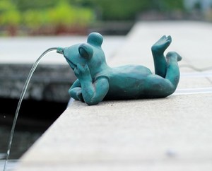 Stagno fornisce lazzy rana Spitter fontana bronzo per stagni e giardini d'acqua - Product Image 1