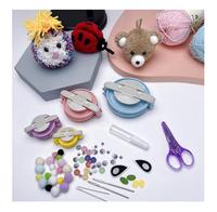 Outils de tissage faits à la main de machine de fabricant de boule de peluche de fil avec la taille simple et la couleur fixe