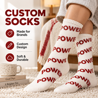 Chaussettes mi-mollet personnalisées blanc crème, motif textuel rouge répété, chaussettes en tricot côtelé avec service d'ajout de votre logo