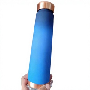Botella de Agua de Cobre India Ata International - 100% Ecológica, Diseño Moderno con Tapa para Gimnasio, Deportes, Viajes y Uso al Aire Libre - Product Image 1